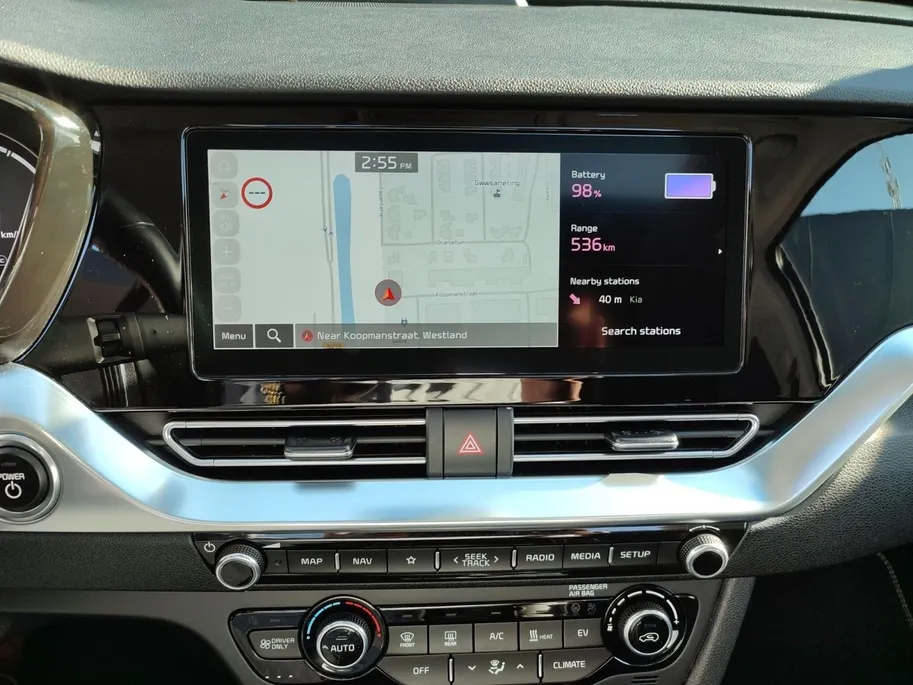 Kia e-Niro DynamicPlusLine 64 kWh | Warmtepomp! | Apple Carplay / Android Auto | Navigatiesyteem | Elektrisch Verstelbare Voorstoelen | Bestuurdersstoel + Geheugen | Stoelverwarming + Stoelkoeling | Stuurverwarming | Elektrisch Schuif / Kanteldak | Licht + Regensens