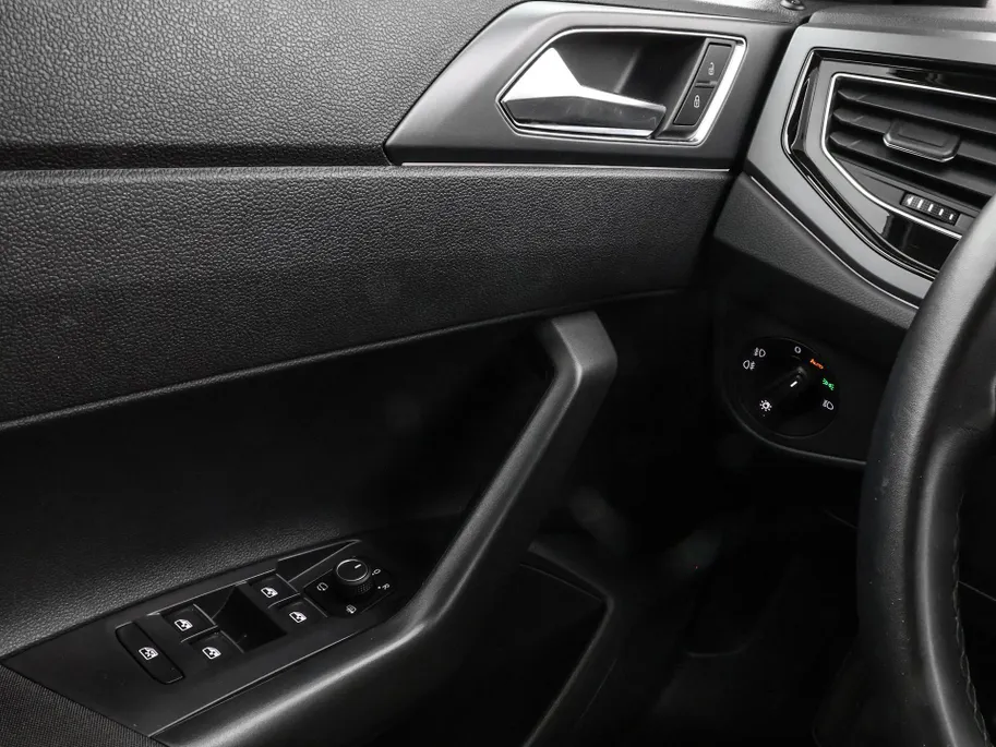Volkswagen Polo 1.0 TSI 110pk DSG R-Line · Camera · Matrix LED · Stoelverwarming · Apple/Android Car Play · ACC · P-Sensoren · 17'Velgen ·
