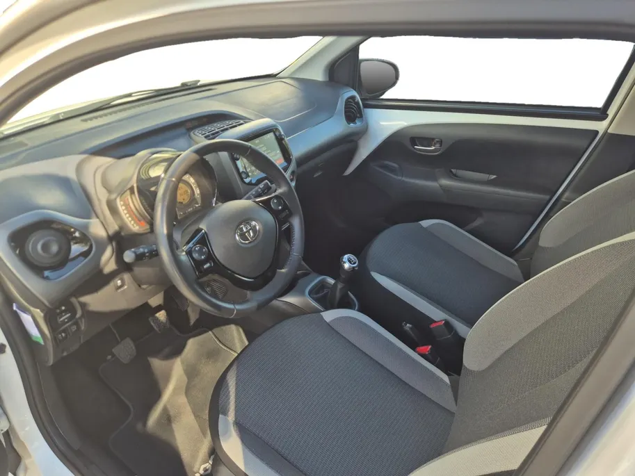 Toyota Aygo 1.0 VVT-i x-play | Airco | Bluetooth | Camera | 5 deurs | Zwart dak |
