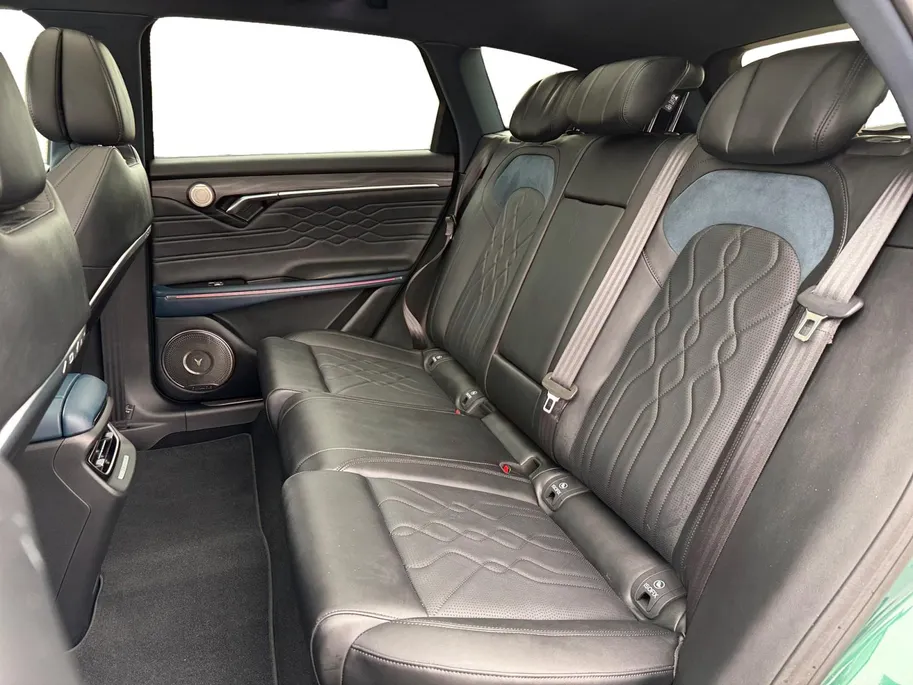 Voyah Free Flagship Edition 4WD 106 kWh | Full Option | 500 km rijbereik | Luchtvering | Stoelkoeling, -verwarming en -massage | Blackline exterieur & interieur |