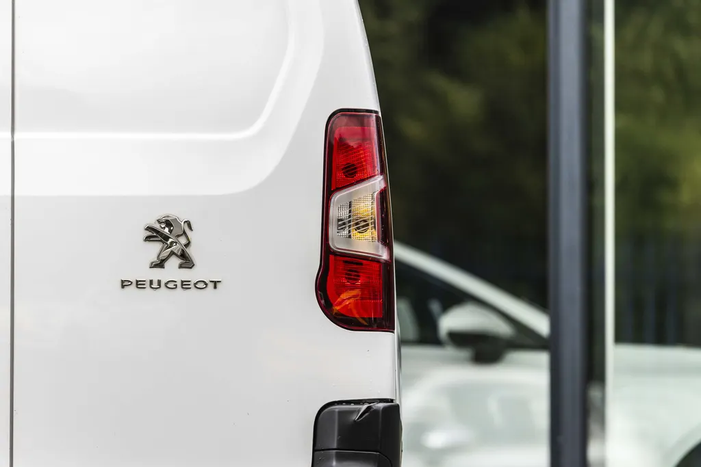 Peugeot Partner 1.5 BlueHDI Pro Long EX.BTW | Inclusief Imperial met ladderrol | All Season banden |