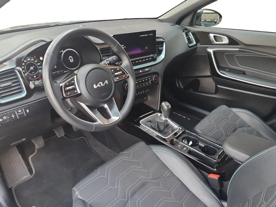 Kia Ceed 1.0T Design Edition | Stoel en stuurverwarming | Dodehoek detectie | Navigatie | Camera | Apple carplay / Android Auto | JBL sound system |