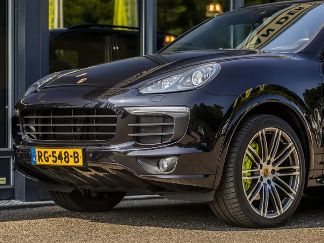 Porsche Cayenne 3.0 S E-Hybrid Platinum Edition NL Auto!