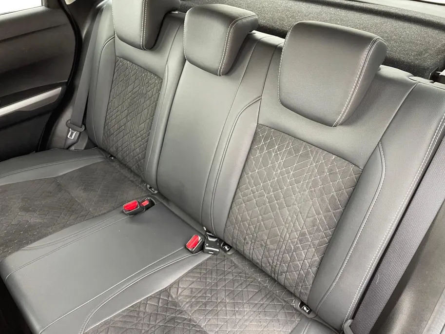 Suzuki Vitara 1.5 Hybrid Style *Automaat*Navi+Camera*Adapt. Cruise Control*Stoelverwarming*Climate Control*LM.Velgen*Trekhaak*Zeer nette auto!