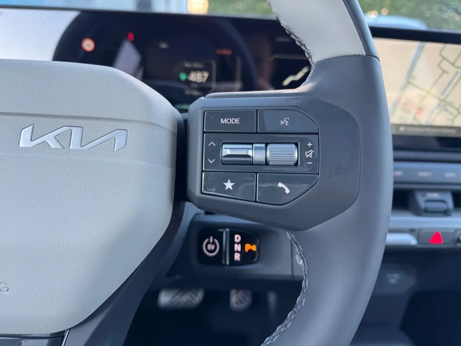 Kia EV3 GT-Line Dark Edition 81.4 kWh | cruise Control Adaptief | carplay | Navigatie | Climate control | Stoel verwarming voor + achter | Pakeersensoren voor + achter | Parkeercamera achter | LM Velgen 19' |