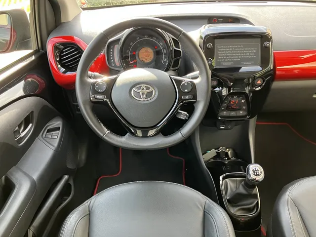 Toyota Aygo 1.0 VVT-i x-clusiv | Leder | Apple CAR Play
