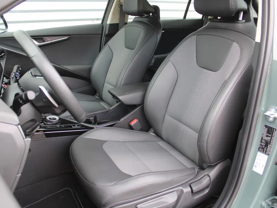 Kia Niro EV DynamicLine 64.8 kWh | Trekhaak | Camera | Clima | Cruise adapt. | Navi | 17' LM | Keyless | Apple Carplay/Android Auto |