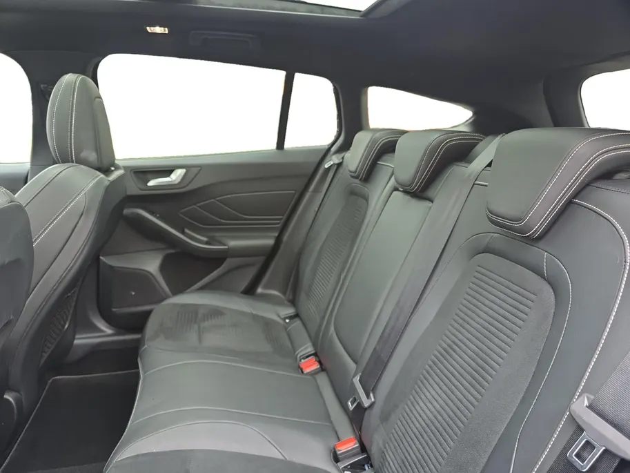 Ford Focus Wagon 2.3 EcoBoost ST-3 | Performance Pack | Panoramadak | Trekhaak | Winter Pack | Achteruitrijcamera | Adapt. Cruise Control | 12 maanden garantie! |