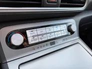 Hyundai Kona EV Limited Sky 64 kWh | Zeer compleet | 99% SOH | Open dak | Lederen bekleding | Trekhaak | Stoel verwarming & koeling | Stuurverwarming |