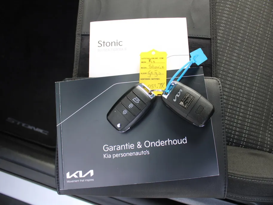 Kia Stonic 1.0 T-GDi MHEV DynamicLine | Stoelverwarming | Camera | Parkeersensor v+a | Clima | Navi | Apple Carplay/Android Auto | 15" LM | Cruise |