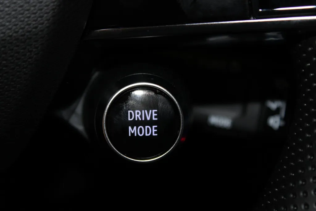 Nissan Micra 52 kWh EVOLVE A/T *Google assist*Parkeersensoren voor en achter*Climate regeling*stoel en stuurverwarming*E-padel stop*Adaptive cruise controle*LM-wielen*4x drive modus*Key card*417km WLTP*