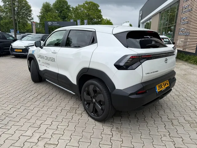 Toyota Urban Cruiser Executive 61 kWh | Pano | JBL | PDC v/a | Stoel/stuurverwarm. |