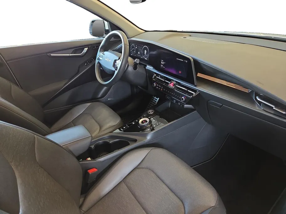 Kia Niro EV ExecutiveLine 64.8 kWh Accu 100% | Meest luxe uitvoering | Schuif/kantel dak | Dodehoek Detectie | Cruise Control Adaptief |  Head up Display | Stoelverwarming en Ventilatie | Harmen / Kardon | camera | Carplay & Android | Fabrieksgarantie t/m 19-06-2031