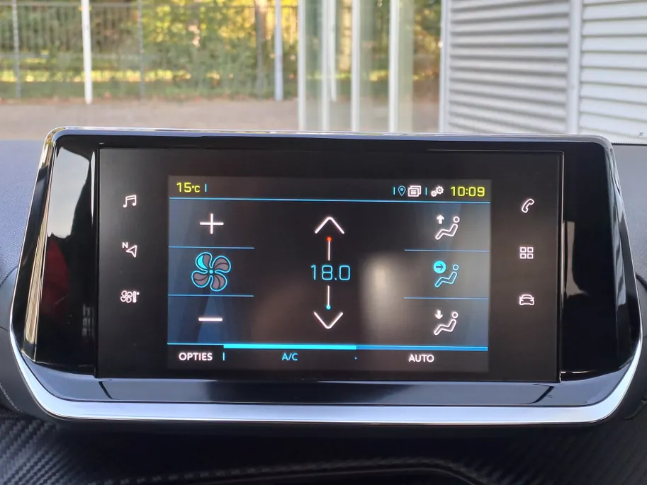Peugeot e-208 EV Active Pack 50 kWh | Cruise control | Navigatiesysteem | Keyless start | DAB | LM Velgen | 100% Elektrisch | SOH 95,6 %