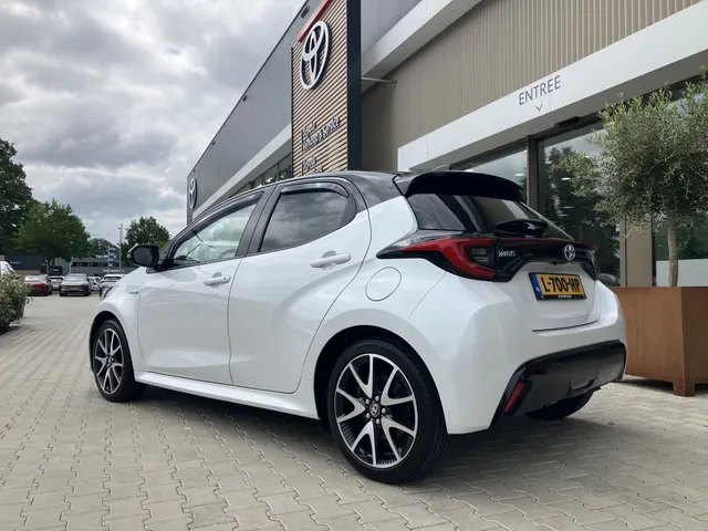 Toyota Yaris 1.5 Hybride Selection | Bi-Tone | Apple Car-play | Stoelverw