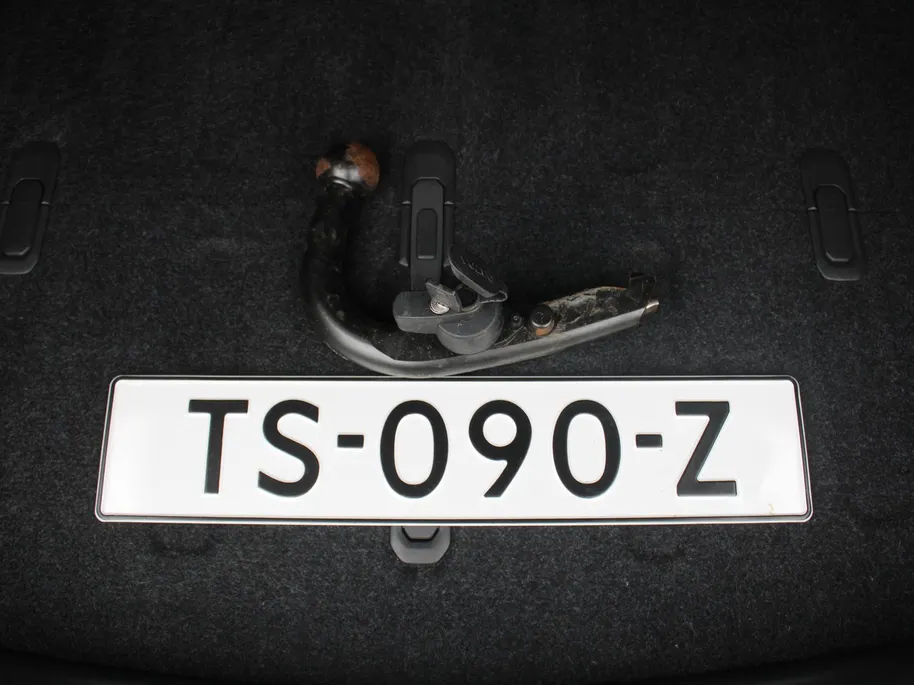Volvo V40 Cross Country 1.5 T3 Dynamic Edition | Trekhaak | 17' LM | Panoramadak | Leer | PDC v+a | Camera | Stoel-/voorruitverwarming | HK audio |