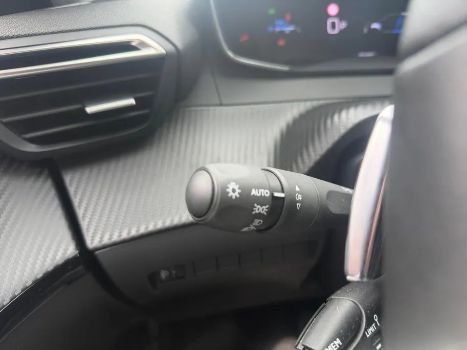 Peugeot 208 1.2 Hybrid 110 e-DCS6 Allure | Automaat | Parkeersensoren | Apple Carplay & Android Auto | Cruise Control | Bluetooth | 12 Maanden BOVAG Garantie