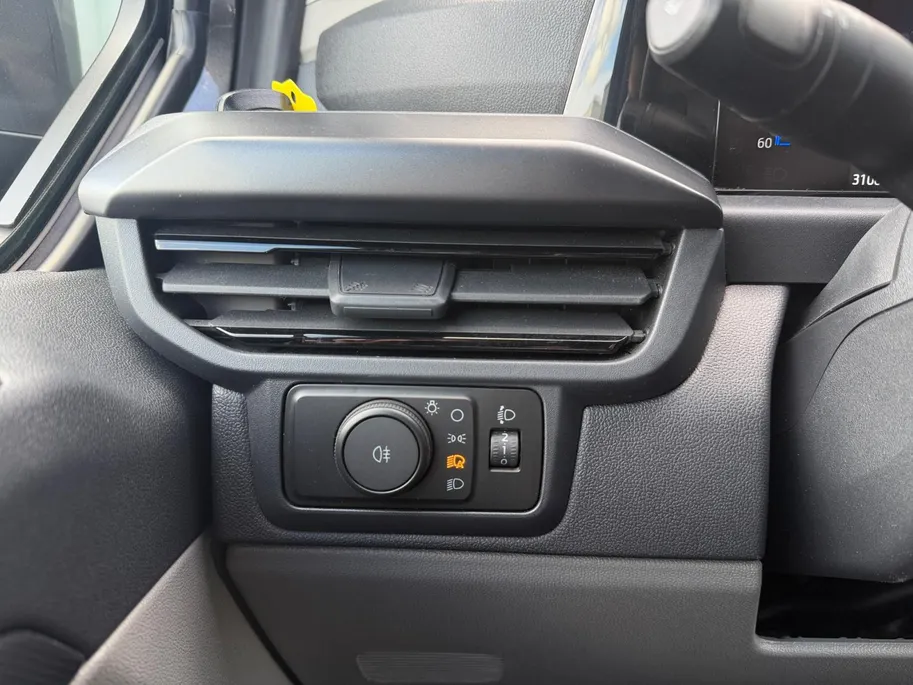 Ford Transit Custom 300 2.0 TDCI L2H1 Sport | Automaat | Adapt. Cruise control | BLIS | Winter pack | Elektr. bestuurdersstoel | Parkeersensoren voor en achter | Achteruitrijcamera | Navigatie | Apple carplay & Android auto | 18' lichtmetalen velgen | Bovag garantie |