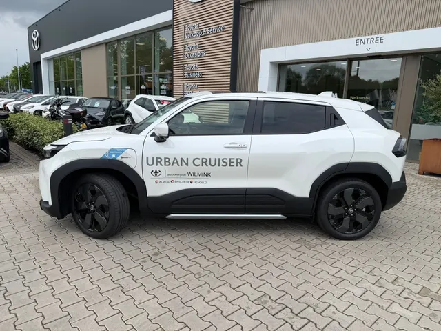 Toyota Urban Cruiser Executive 61 kWh | Pano | JBL | PDC v/a | Stoel/stuurverwarm. |
