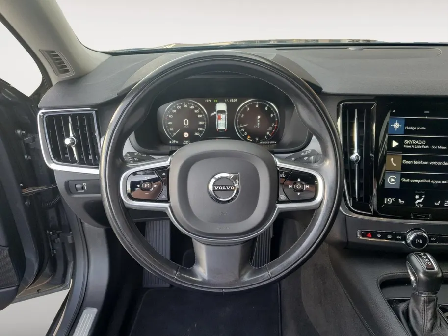 Volvo V90 2.0 T4 Momentum | Stoel en stuurverwarming | Elektrisch bedienbare voorstoelen | Camera | Lederen bekleding | Navigatie | Parkeersensoren voor en achter | Elektrische achterklep |