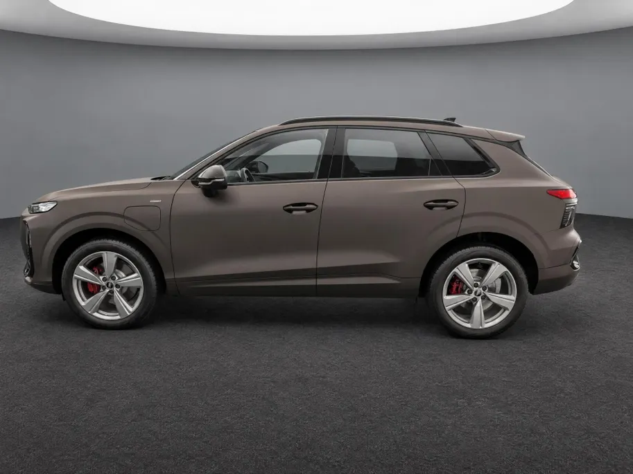 Audi Q3 1.5 200kW e-hybrid S edition 272 PK · Tech pro · Trekhaak elek. wegklapbaar · Glazen panoramadak