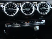 Mercedes-Benz A-Klasse 180 AMG Line l Panorama dak l Keyless entry l Achteruitrij camera l Stoelverwarming