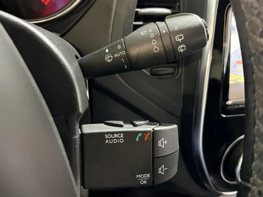 Renault Captur 120PK TCe Intens Automaat | Trekhaak | Navi | LM Velgen Hoogglans Zwart | Camera | Parkeersensoren | Full LED | Climate Control | Cruise Control | Keyless Entry | Elektrische Ramen & Spiegels | Licht & Regen Sensor |