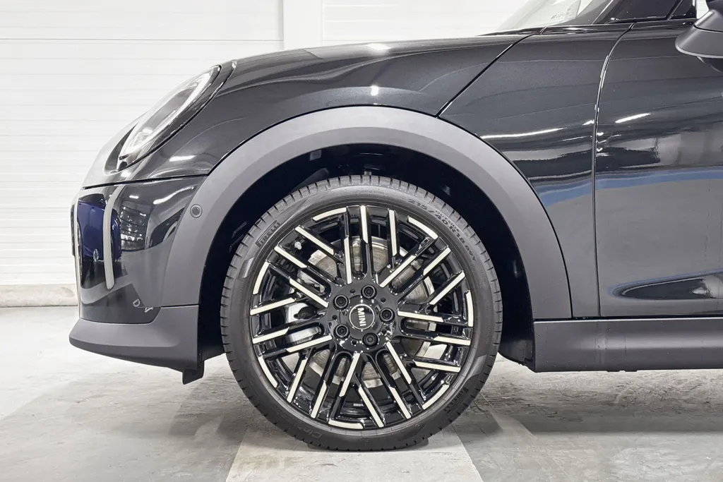 MINI Cooper 3-deurs C Favoured M