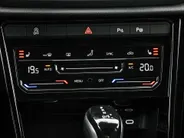 Volkswagen T-Roc 1.5 TSI 150pk DSG R-Line · Camera · Keyless · Dodehoeksensor · Stoelverwarming · ACC · Elek. Achterklep · 18'Velgen · Garantie t/m 19-02-2027