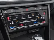 Volkswagen T-Roc Cabrio 1.5 TSI 150pk DSG R-Line · Camera · Apple/Android Car Play · Navigatie · Stoel-& Stuurverwarming · Dodehoek Detectie · 19'' Inch ·