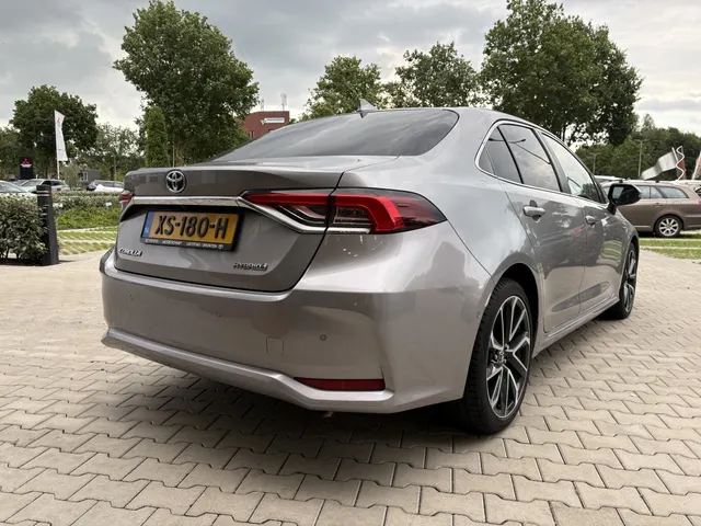 Toyota Corolla 1.8 Hybrid Executive | Leer | All Seasons