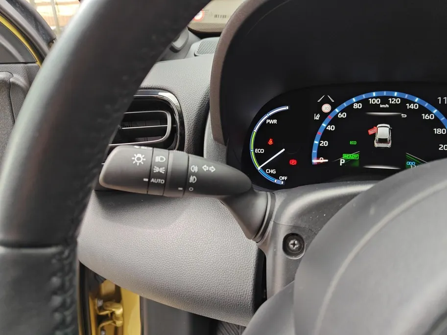 Toyota Yaris Cross 1.5 Hybrid Launch Edition | Slechts 12.000 km! | JBL Audio | Head-Up Display | Adaptieve Cruise Control | Camera | Keyless Entry | Stoel- & Stuurverwarming