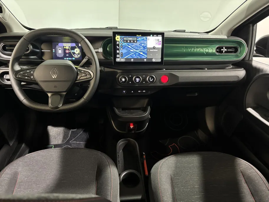 Renault Twingo Urban Range Techno 27.5 kWh Automaat | Demo - Beschikbaar per 01-10-2026 | Armsteun | Camera | Parkeersensoren | Climate Control | Full LED | Adaptive Cruise Control | Navigatie | 18' Lichtmetalen Velgen |
