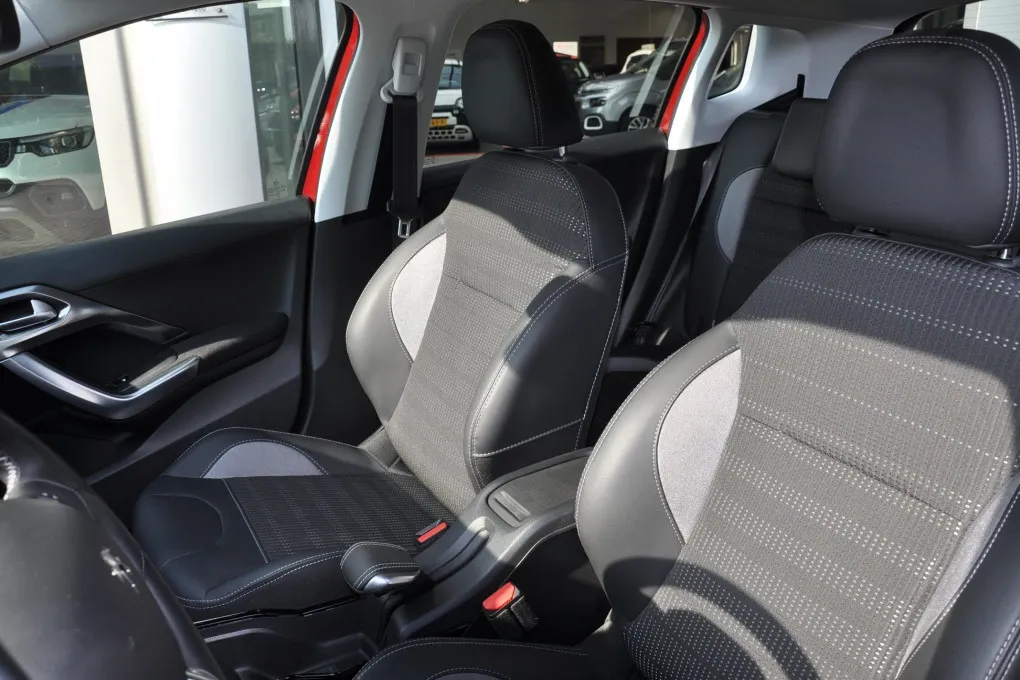 Peugeot 2008 1.2 PureTech GT-Line Navi Apple Android