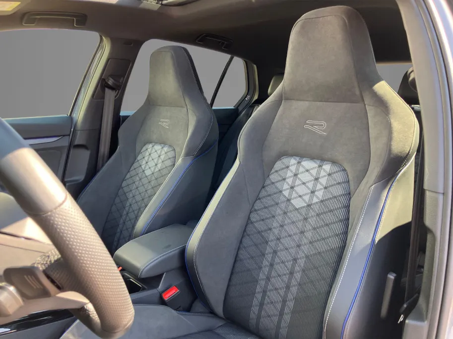 Volkswagen Golf 1.5eTSI/150PK R-Line DSG · Panoramadak · Apple/Android Car Play · Harman/Kardon sound · Camera · Garantie t/m 11-11-2030 of 100000km.
