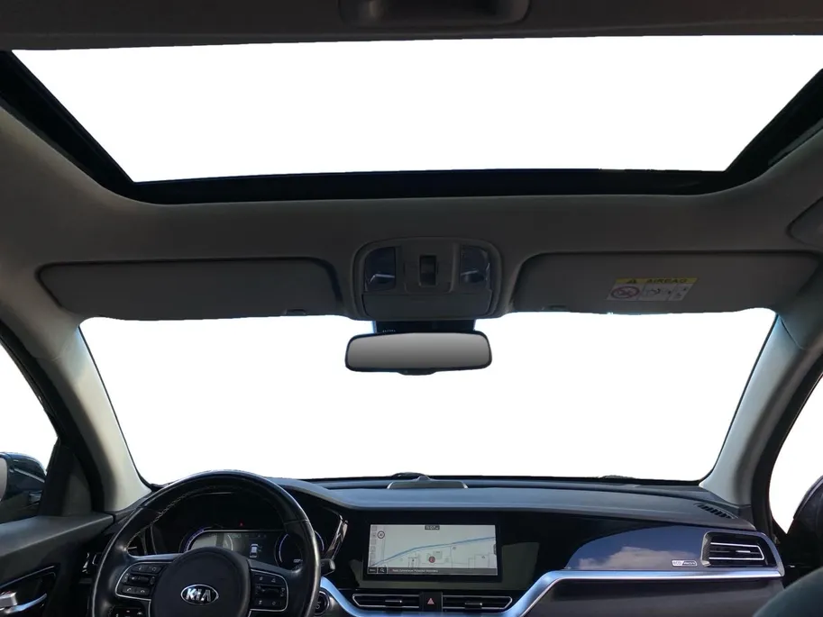 Kia e-Niro ExecutiveLine 64 kWh | Climate control | Leder | Stoel + stuurverwarming en ventilatie | Schuif/kanteldak | Navigatie | 17 inch LM-velgen | Keyless | SOH 97% |