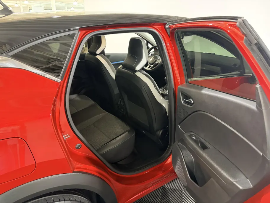 Renault Captur 90PK TCe Intens | Navi | Camera | Climate Control | Parkeersensoren | Apple CarPlay/Android Auto | Licht & Regen Sensor | Full LED | Lichtmetalen Velgen | Armsteun |
