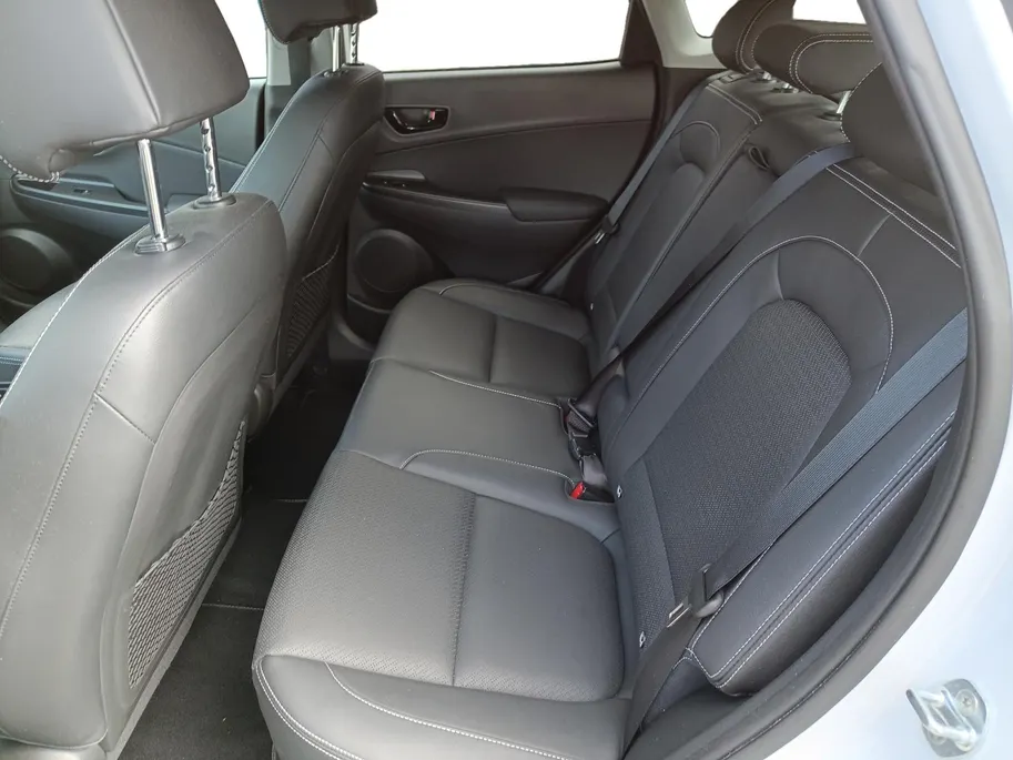 Hyundai Kona 1.6 GDI HEV Premium | Trekhaak | Apple Carplay/Android Auto | Adaptive cruise control | Dodenhoek herkenning | Leren bekleding