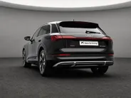 Audi e-tron 55 quattro 95 kWh 408pk S Edition · SOH 96,8% · Camera · Luchtvering · Afneembare Trekhaak · Head-Up Display · Elek. Achterklep · Stoelverwarming · 20'Velgen ·