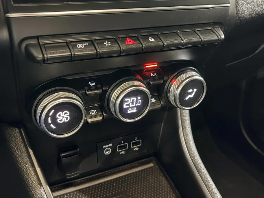 Renault Captur 90PK TCe Intens | Navi | Camera | Climate Control | Parkeersensoren | Apple CarPlay/Android Auto | Licht & Regen Sensor | Full LED | Lichtmetalen Velgen | Armsteun |