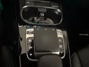 Mercedes-Benz A-Klasse 200 Launch Edition Premium AUTOMAAT AMBIENT LIGHT NAVI AIRCO CAMERA CRUISE CONTROLE AMBIANCE VERLICHTING APPLE CARPLAY ANDRIOD AUTO AMG PAKKET ZEER MOOIE AUTO