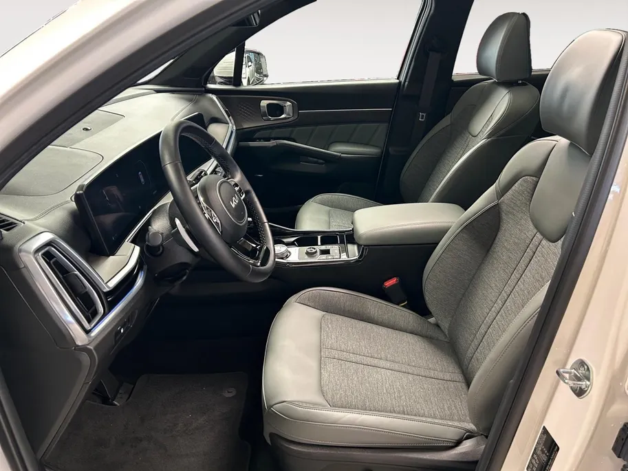 Kia Sorento 1.6 T-GDi Plug-in Hybrid 4WD DynamicPlusLine 7p | Apple Carplay / Android Auto | Navigatiesysteem | Licht + Regensensor | Stoel + Stuurverwarming | Elektrisch Verstelbare Bestuurdersstoel | Elektrisch Bedienbaar Schuif / Kanteldak | Elektrisch bedienbare 