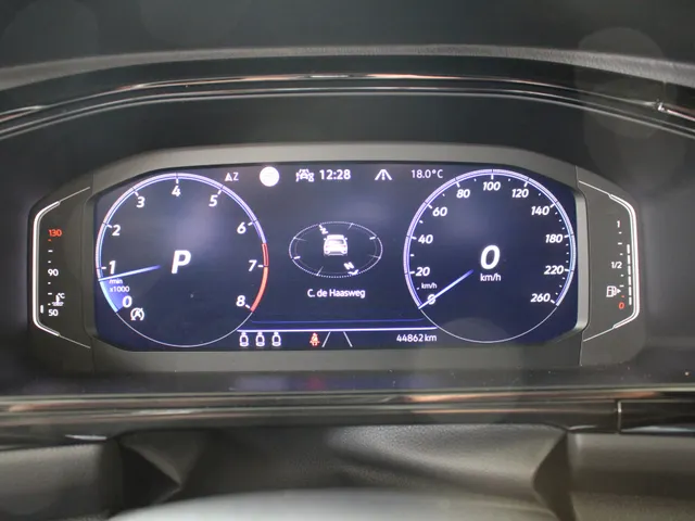 Volkswagen T-Roc 1.5 TSI R-Line DSG Automaat Blackstyle Navigatie | Climate Control | El. Achterklep | Camera | 4-Seizoenen banden