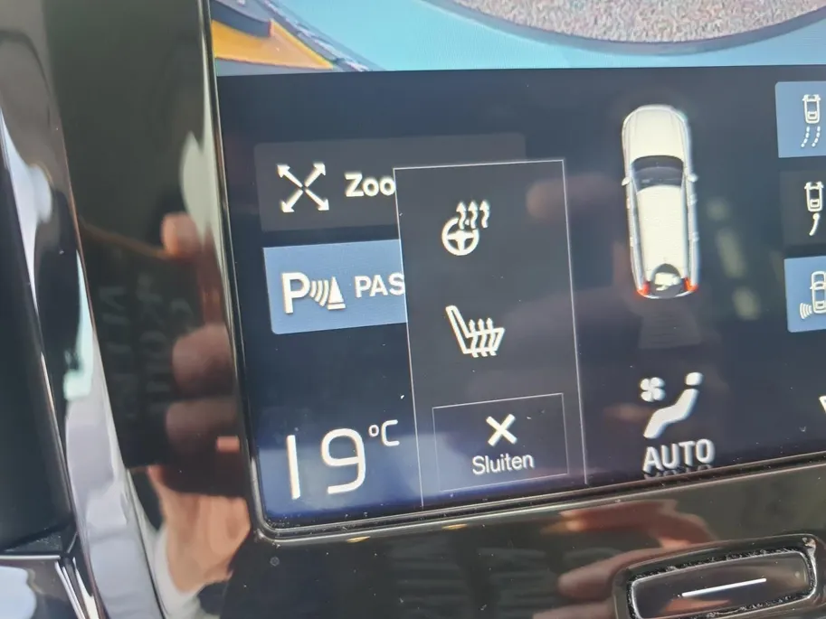 Volvo V90 2.0 T4 Momentum | Stoel en stuurverwarming | Elektrisch bedienbare voorstoelen | Camera | Lederen bekleding | Navigatie | Parkeersensoren voor en achter | Elektrische achterklep |