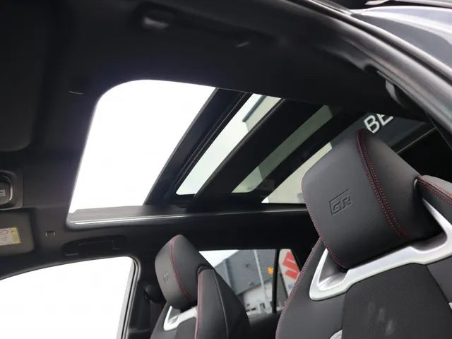 Toyota Corolla Touring Sports Hybrid 140 GR Sport | Schuif/Kantel Dak | Headup Display | Apple/Android Auto |