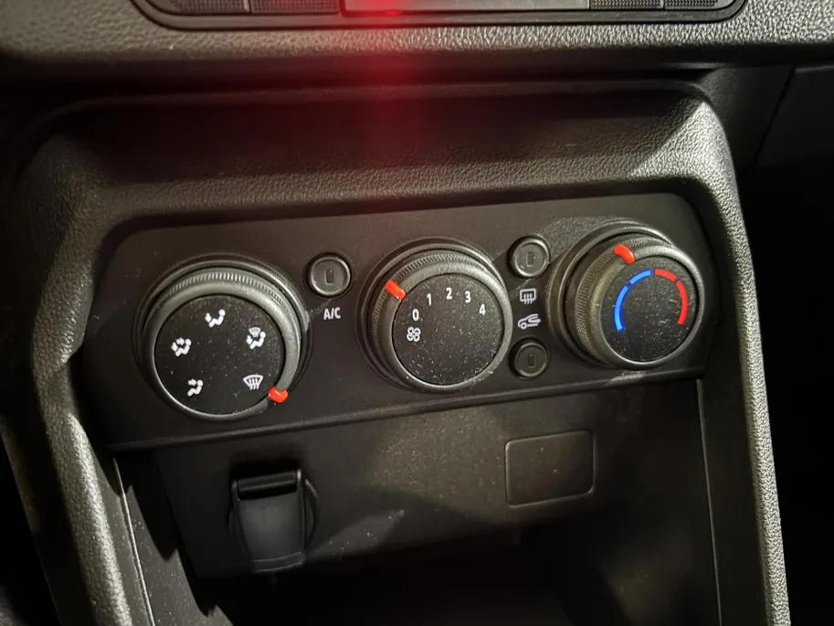 Dacia Sandero 90PK TCe Comfort | Apple CarPlay/Android Auto | Airco | Cruise Control | Full LED | Armsteun | Elektrische Ramen & Spiegels | Licht & Regen Sensor |
