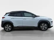 Hyundai Kona EV Premium 64 kWh | Achteruitrijcamera | Head Up Display | Dodehoek Detectie | Lederen Bekleding | Climate Control |