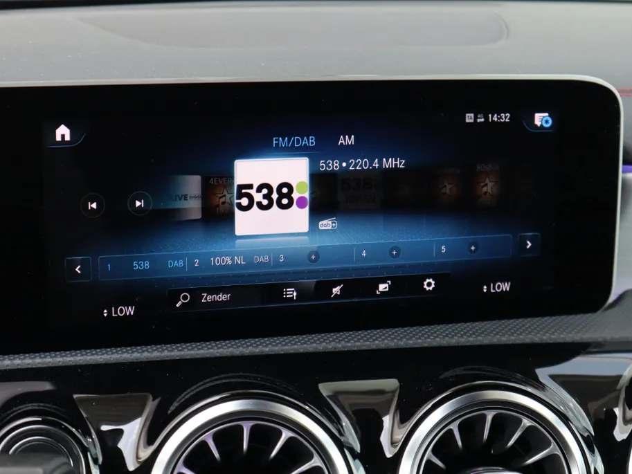 Mercedes-Benz CLA 180 Business Solution AMG l Keyless l Achteruitrijcamera l Stoelverwarming l Ambiente lichtpakket
