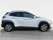 Hyundai Kona EV Limited Sky 64 kWh | Zeer compleet | 99% SOH | Open dak | Lederen bekleding | Trekhaak | Stoel verwarming & koeling | Stuurverwarming |