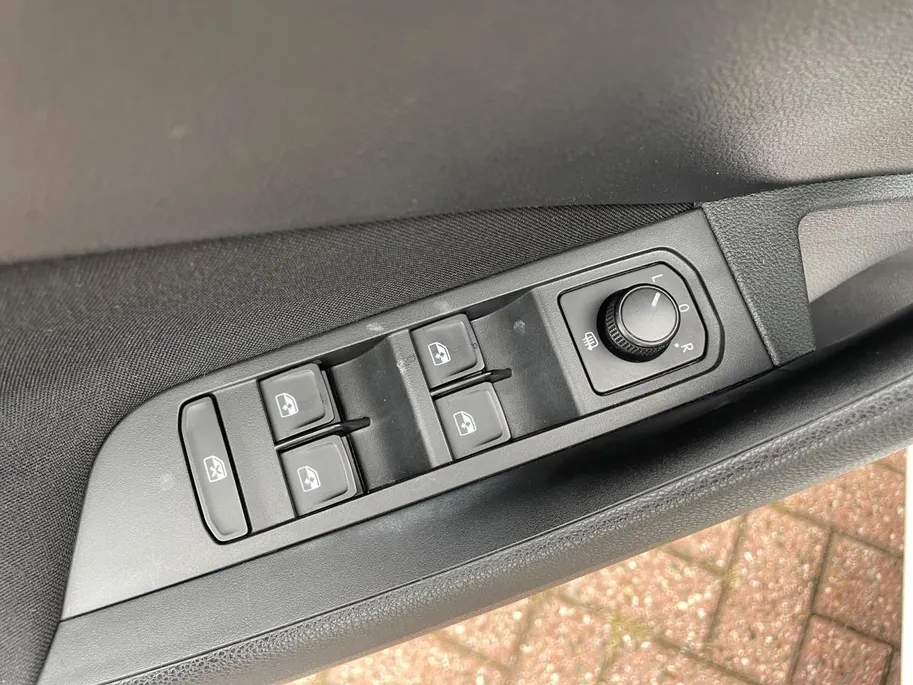 Škoda Kamiq 1.0 TSI Active *Navi via Carplay*Parkeersensoren*Cruise Control*Airco*LM.Velgen*Leuke auto!